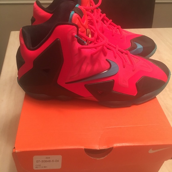 Like new Lebron sneakers - Picture 2 of 4